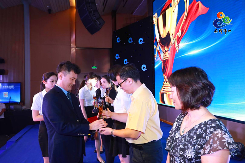 堅(jiān)美代表接過沉甸甸的獎(jiǎng)杯.jpg